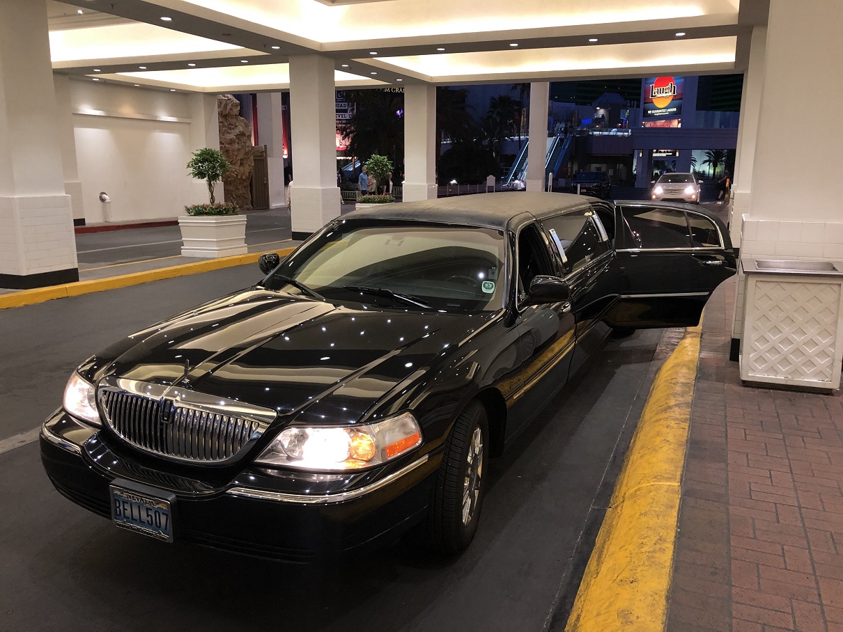 Met limousine over de Las Vegas Strip